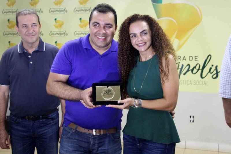 O aniversário do município de Curionópolis, nesta quinta-feira, 10 de maio, foi comemorado com shows, inaugurações e assinatura de convênio com o Governo do Pará para a implantação da iluminação do trecho urbano da PA-257. A obra tem investimento estadual de R$ 2.705.099,00. A secretária de Municípios Sustentáveis, Izabela Jatene, representou o governador Simão Jatene na cerimônia. Na foto, Izabela com o prefeito de Curionópolis, Adonei Sousa Aguiar.
FOTO: ANTONIO MACEDO / DIVULGAÇÃO
DATA: 10.05.2018
CURIONÓPOLIS - PARÁ <div class='credito_fotos'>Foto: ANTONIO MACEDO / DIVULGAÇÃO | <a href='/midias/2018/originais/4bb89a30-e3a8-4fe7-b2f8-d62894dd934f.jpg' download><i class='fa-solid fa-download'></i> Download</a></div>
