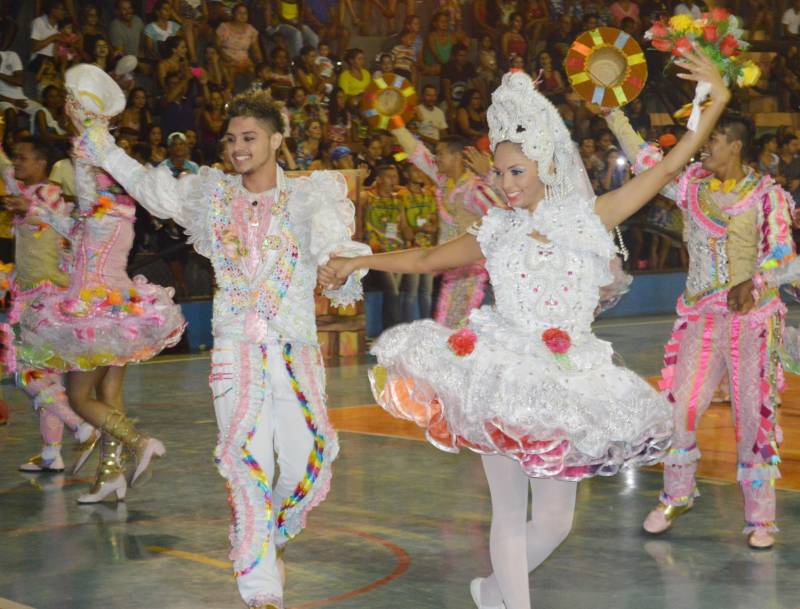 O Arraial Municipal (foto) já virou uma tradição para os moradores do município de Paragominas, na região Rio Capim. Este ano, o público vai conferir o concurso de quadrilhas, comidas típicas e diversas apresentações culturais. Promovido pela Prefeitura de Paragominas, através da Secretaria Municipal de Cultura, Desporto e Lazer (Secult), o evento ocorre no período de 29 de junho à 1º de julho, na Praça do Ginásio Municipal de Esportes. Nesta edição, o Arraial traz o 8º Concurso Intermunicipal de Quadrilhas de Paragominas, que contará com a participação de doze concorrentes de sete municípios diferentes, como Belém, Igarapé-Açu, Abaetetuba, Concórdia do Pará, Ipixuna do Pará, São Miguel do Guamá e Tomé-Açu; e ainda diversos shows de bandas locais e de fora do município. “Este ano, quem passar pelo Ginásio de Esportes vai se divertir muito nesta festa que já virou uma tradição em Paragominas”, afirmou o prefeito Paulo Tocantins.
FOTO: ASCOM / PREFEITURA DE PARAGOMINAS
DATA: 30.06.2016
PARAGOMINAS - PARÁ <div class='credito_fotos'>Foto: ASCOM / PREFEITURA DE PARAGOMINAS | <a href='/midias/2018/originais/4bb9f760-d048-4f41-9909-3bfcd64f086b.jpg' download><i class='fa-solid fa-download'></i> Download</a></div>