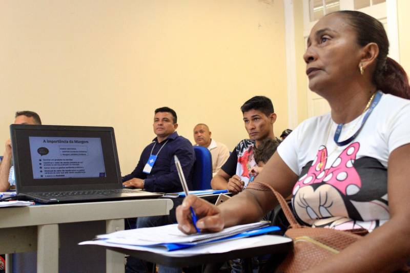 Investir no trabalho e na geração de emprego e renda para egressos do sistema penitenciário é possível, graças à parceria entre a Superintendência do Sistema Penitenciário do Estado (Susipe) e o CredCidadão, programa de financiamento de microcrédito do Governo do Pará voltado para pequenos empreendedores. Na última quarta-feira (21), o programa beneficiou mais 15 egressos, entregando o cheque que simboliza a liberação das cartas de crédito, que totalizam R$ 38.400,00, em solenidade realizada na Escola de Administração Penitenciária (EAP), da Susipe, em Belém.

FOTO: ASCOM SUSIPE
DATA: 22.11.2018
BELÉM-PARÁ <div class='credito_fotos'>Foto: ASCOM SUSIPE   |   <a href='/midias/2018/originais/4bc1bda2-1f60-44bb-af56-2f1aa0a9b946.jpg' download><i class='fa-solid fa-download'></i> Download</a></div>