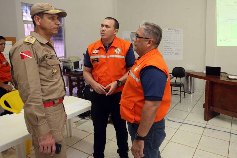 O Governador do Pará, Simão Jatene, esteve durante esta sexta-feira (13) no município de Paragominas. Além de visitar as áreas afetadas pela enxurrada que ocorreu na madrugada da quinta-feira (12), ele conversou com moradores atingidos, reuniu com autoridades municipais, secretários de estado, com o Corpo de Bombeiros e a Defesa Civil para traçar as metas e ações a serem cumpridas para restabelecer a normalidade na cidade. A forte enxurrada, que durou toda a madrugada, alagou cerca de 40% da cidade e atingiu 350 famílias. Até o momento, 13 locais foram adequados para funcionar como abrigo, entre escolas, associações, ginásios, entre outros, para receber desabrigados e desalojados.

FOTO: SIDNEY OLIVEIRA / AG. PARÁ
DATA: 13.04.2018
PARAGOMINAS - PARÁ <div class='credito_fotos'>Foto: Sidney Oliveira/Ag. Pará   |   <a href='/midias/2018/originais/4bc54ccc-f3ec-41bf-88a3-30b5d537fcda.jpg' download><i class='fa-solid fa-download'></i> Download</a></div>