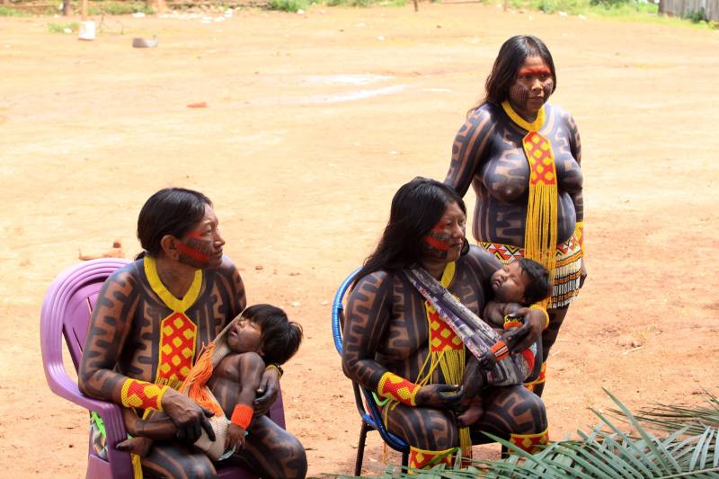 Está quase tudo pronto para a 6ª Semana dos Povos Indígenas, que começa neste domingo (15), em São Félix do Xingu, no sudeste do Pará. Antes de sair das aldeias em direção a São Félix – o terceiro maior município paraense em extensão territorial, atrás apenas de Altamira e Oriximiná –, as tribos fazem festa, numa espécie de preparação para os dias vindouros longe de casa. Na aldeia Krôkamôr, às margens do Rio Xingu e longe cerca de oito horas de barco da sede municipal, homens, mulheres e crianças Kayapó se unem na dança Kwyrykangô.
FOTO: RODOLFO OLIVEIRA / AG. PARÁ
DATA: 15.04.2018
SÃO FÉLIX DO XINGU - PARÁ <div class='credito_fotos'>Foto: Rodolfo Oliveira/Ag. Pará | <a href='/midias/2018/originais/4bcf3c22-3936-4e88-9081-2a637a25249b.jpg' download><i class='fa-solid fa-download'></i> Download</a></div>
