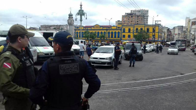 Durante todo o dia de ontem (5), vários batalhões subordinados ao Centro de Policiamento da Capital intensificaram operações em diversos bairros de Belém. O trabalho de prevenção e combate da criminalidade mostrou resultados logo na manhã do sábado. Na área de atuação do 2º BPM, guarnições da 1ª Companhia prenderam Ramon Bentes e Marcus Tavares. Com uma faca, os dois roubaram os pertences de uma mulher na avenida Presidente Vargas com Carlos Gomes, bairro Campina. Já no início da tarde, em um trabalho delicado para a liberdade de quatro reféns, integrantes da 1ª Cia do 2º BPM negociaram a rendição de Leonardo Cardoso e Yago Monteiro. Armados, os dois criminosos tentaram assaltar um escritório, localizada em um prédio, situado na confluência das avenidas 7 de Setembro e Portugal (foto).
FOTO: ASCOM / POLÍCIA MILITAR
DATA: 05.05.2018
BELÉM - PARÁ <div class='credito_fotos'>Foto: Ascom Polícia Militar | <a href='/midias/2018/originais/4be03b3d-4819-4747-9bba-3bf1a80c422b.jpg' download><i class='fa-solid fa-download'></i> Download</a></div>