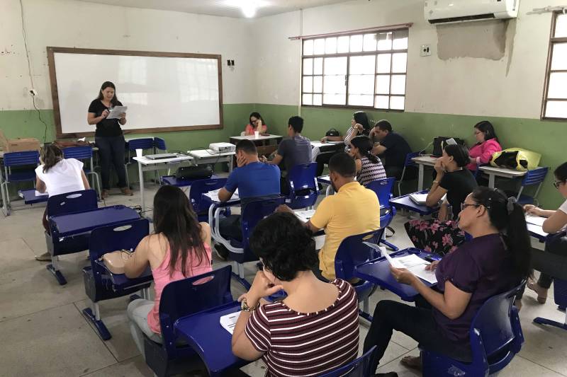 A região Carajás, que abrange os municípios de Marabá e Parauapebas, é a que tem a maior concorrência do concurso da Superintendência do Sistema Penitenciário do Estado (Susipe) que será realizado neste domingo (18). São 97.95 candidatos por vaga. Durante treinamento na manhã deste sábado, 17, para chefes de sala e fiscais de prova, a coordenadora da AOCP da região Carajás, Samara Loureiro (foto), destacou as principais orientações a quem irá trabalhar no concurso e também aos candidatos.
FOTO: ASCOM SUSIPE
DATA: 17.03.2018
MARABÁ - PARÁ <div class='credito_fotos'>Foto: ASCOM SUSIPE | <a href='/midias/2018/originais/4be48aef-41fb-4499-bffc-82a5352c1bf0.jpg' download><i class='fa-solid fa-download'></i> Download</a></div>