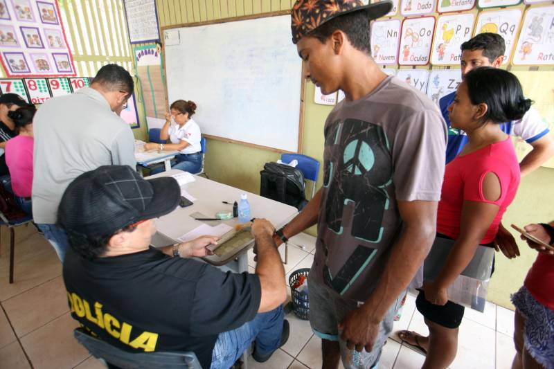 Aos 22 anos, Cláudio Cardoso (foto) está desempregado e procura um trabalho para sustentar o filho. Neste domingo (11) ele aproveitou a presença da Caravana Pro Paz no município de Barcarena, distante 15 quilômetros da capital, para retirar seus documentos e até aproveitou para cortar os cabelos. Na segunda-feira (12) pretende sair em busca de um emprego. Ele é um dos mil beneficiados pelos atendimentos feitos na cidade pela Caravana Pro Paz, uma ação do Governo do Pará, que busca garantir o acesso da população mais carente a serviços de atenção às necessidades básicas do cidadão, como atendimentos médicos, exames, vacinação, entre outros, com ações de mobilização em diversas regiões e municípios, a fim de fortalecer a cidadania paraense. “Os documentos e aparências são muito importantes para conseguir um trabalho, por isso estou aproveitando para fazer tudo para na segunda-feira continuar procurando emprego”, comentou Claudio. Ele está separado e quer encontrar um trabalho para sustentar o filho. A Caravana Pro Paz está iniciando os trabalhos em 2018 por Barcarena, nas comunidades de Vila Nova, Bom futuro e Burajuba afetadas pelo transbordamento de rejeitos da Hydro Alunorte, no início deste mês. Os serviços de retirada de documentos (Certidão de Nascimento, RG, Registro Social, ID Jovem), atendimento médico (pediatria, ginecologia e clínica geral), consulta jurídica, exames vacinas e cortes de cabelo foram ofertados em parceria com a Prefeitura do município.
FOTO: IGOR BRANDÃO / AG PARÁ
11.03.2018
BARCARENA - PARÁ <div class='credito_fotos'>Foto: IGOR BRANDÃO / AG. PARÁ | <a href='/midias/2018/originais/4beaab0e-8e00-4b44-b960-794bf71f58b4.jpg' download><i class='fa-solid fa-download'></i> Download</a></div>