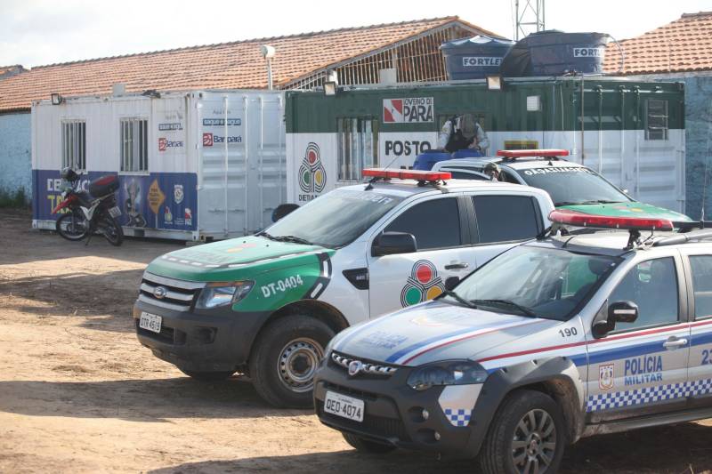 Para oferecer mais segurança e funcionar como uma pequena delegacia na praia em Salinópolis e Mosqueiro, a Secretaria de Estado de Segurança Pública e Defesa Social (Segup) inaugurou neste sábado (30) três Centros de Comando Integrado. Os centros em Salinas estão localizados na Orla do Maçarico e na praia do Atalaia (foto) e, de acordo com o Cel André Cunha, secretário adjunto de Gestão Operacional, servirão para proporcionar uma temporada mais segura para quem for até um dos pontos mais frequentados por veranistas durante o mês de julho. Durante todo o sábado, agentes do Corpo de Bombeiros, Defesa Civil, Departamento de Trânsito do Estado (Detran), polícias Civil e Militar, sob a coordenação da Segup, receberam treinamentos para atuar nos centros de comando, que funcionarão 24h, servindo como uma mini-delegacia na praia.
FOTO: MARCELO LELIS / AG. PARÁ
DATA: 30.06.2018
ATALAIA - PARÁ <div class='credito_fotos'>Foto: Marcelo Lelis / Ag. Pará | <a href='/midias/2018/originais/4bf10f68-1977-4802-a662-a94774570a02.jpg' download><i class='fa-solid fa-download'></i> Download</a></div>