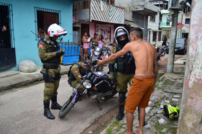 Durante a manhã de terça-feira (10), as forças de segurança público do Estado desencadearam operações em áreas específicas de Belém e Ananindeua. Antes mesmo do início das atividades de policiamento e de fiscalização, os órgãos mantiveram reuniões prévias em duas bases operacionais: ao lado do prédio do São José Liberto, na capital; e no estacionamento do ginásio Almir Gabriel, o "Abacatão", em Ananindeua. No final da manhã, policiais militares do 20º, 1º e 2º Batalhões da Polícia Militar (PM) fizeram o motopatrulhamento na travessa Carlos de Carvalho com rua São Miguel, no bairro do Jurunas, na periferia de Belém, onde prenderam, em flagrante, Breno da Costa Rodrigues, de 25 anos, por conduzir uma motocicleta com a placa clonada (JVY 5331). Breno, segundo a PM, possui passagem pelo Sistema Penitenciário por posse ilegal de arma de fogo e estava sob alvará expedido recentemente. Ele e a moto foram conduzidos à Seccional da Cremação.
FOTO: ELIELSON MODESTO / ASCOM SEGUP
DATA: 10.04.2018
BELÉM - PARÁ <div class='credito_fotos'>Foto: Elielson Modesto / Ascom Segup | <a href='/midias/2018/originais/4bf46d43-edd4-46ad-bce6-5fb73fd9cce5.jpg' download><i class='fa-solid fa-download'></i> Download</a></div>