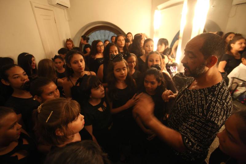 O primeiro dia de apresentações para o público do XXXI Festival Internacional de Música do Pará (Fimupa) encerrou de forma triunfal e da maneira que melhor traduz o festival: com a apresentação da Orquestra Acadêmica desta edição, formada por musicistas paraenses, instrumentistas de diversos países, acadêmicos do curso de graduação em música da Universidade Estadual do Pará e crianças, que iniciaram há pouco tempo os estudos de música no Instituto Estadual Carlos Gomes. Com a mistura do popular com o erudito, o compositor e maestro carioca Tim Rescala levou ao palco a suíte orquestral “Velho Chico”, trilha sonora da novela da Rede Globo, de sua autoria. Eduardo Nascimento (foto), professor dos pequenos, já esperava pela boa resposta do público. “Elas estavam muito excitadas com esse momento que estão passando, muitas nunca tinham nem entrado no Theatro da Paz.
FOTO: MARCELO LELIS / AG. PARÁ
DATA: 03.05.2018
BELÉM - PARÁ <div class='credito_fotos'>Foto: Marcelo Lelis / Ag. Pará | <a href='/midias/2018/originais/4bfd4835-30ff-4560-8e6a-39730f1b3e20.jpg' download><i class='fa-solid fa-download'></i> Download</a></div>
