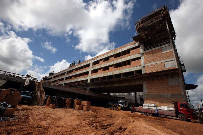O Hospital Regional de Castanhal, referência para 21 municípios da região nordeste do estado, está com as obras em estágio avançado (foto). A informação foi dada por integrantes do governo do estado que visitaram as obras do hospital nesta quarta-feira, 20. "Será um grande e moderno hospital preparado para atendimentos de alta e média complexidades, muito bem equipado", disse o secretário de Saúde do Estado, Vitor Mateus, que acompanhou o governador durante a visita, ao lado do secretário estadual de Obras, Rui Klautau de Mendonça e do prefeito de Castanhal, Pedro Coelho, que aprovou o projeto. "Um dos nossos maiores problemas na área de saúde vai finalmente ter solução", disse o prefeito. "Muitas vezes, em casos graves, temos de deslocar os pacientes para Belém ou Paragominas, sob risco deles não suportarem a viagem. Com esse hospital, que vai ter inclusive tratamento oncológico, isso não será mais necessário" completou Pedro Coelho. 

FOTO: ANTÔNIO SILVA / AG. PARÁ
DATA: 20.06.2018
BELÉM - PARÁ <div class='credito_fotos'>Foto: Antônio Silva/Ag. Pará   |   <a href='/midias/2018/originais/4c0904ec-ba6f-4260-8bbd-b37a109853c9.jpg' download><i class='fa-solid fa-download'></i> Download</a></div>