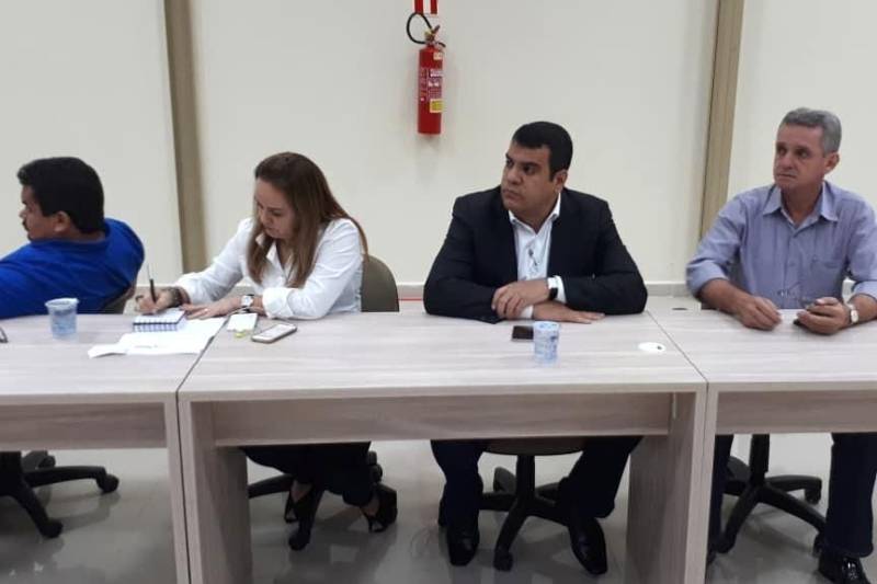 As coordenadorias da Defesa Civil das Regiões Sul e Sudeste se reuniram nesta quarta-feira, 14 de fevereiro, no Centro Regional de Governo em Marabá, para tratar de ações de assistência e resposta nos municípios. Na foto, o Secretário Regional de Governo, Jorge Bittencourt (c), e a secretária de Estado de Assistência Social, Trabalho, Emprego e Renda, Ana Cunha (e).
FOTO: ASCOM CRG
DATA: 14.02.2018
MARABÁ - PARÁ <div class='credito_fotos'>Foto: ASCOM CRG | <a href='/midias/2018/originais/4c0e2c00-96c2-48e4-a9b0-4a8d3b4802a6.jpg' download><i class='fa-solid fa-download'></i> Download</a></div>