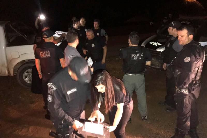A Polícia Civil do Pará, em parceria com o Ministério Público do Estado, deflagraram na manhã desta terça-feira (10), a Operação Tetrarca, para desarticular um esquema de corrupção que envolvia desvios de recursos públicos praticados por uma organização criminosa no município de São Félix do Xingu, no sudeste do Pará.

FOTO: ASCOM POLÍCIA CIVIL
DATA: 10.04.2018
SÃO FÉLIX DO XINGU - PARÁ <div class='credito_fotos'>Foto: Ascom Polícia Civil   |   <a href='/midias/2018/originais/4c0f54cd-ca17-4c63-9e32-2517edb89417.jpg' download><i class='fa-solid fa-download'></i> Download</a></div>