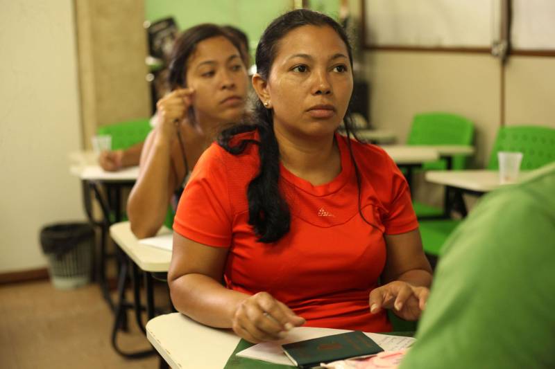 Na manhã desta terça-feira (6), o Governo do Estado, através da SEJUDH, em parceira com o Instituto Federal do Pará deu inicio ao curso de capacitação em Língua Portuguesa como língua estrangeira para imigrantes que estão em situação de refúgio e estadia permanente na capital paraense.
FOTO: WAGNER ALMEIDA / ASCOM SEJUDH
DATA: 06.11.2018
BELÉM - PARÁ <div class='credito_fotos'>Foto: Wagner Almeida/ Ascom Sejudh | <a href='/midias/2018/originais/4c14d7c4-95cb-481f-8e2e-b9a9e596e8b0.jpg' download><i class='fa-solid fa-download'></i> Download</a></div>