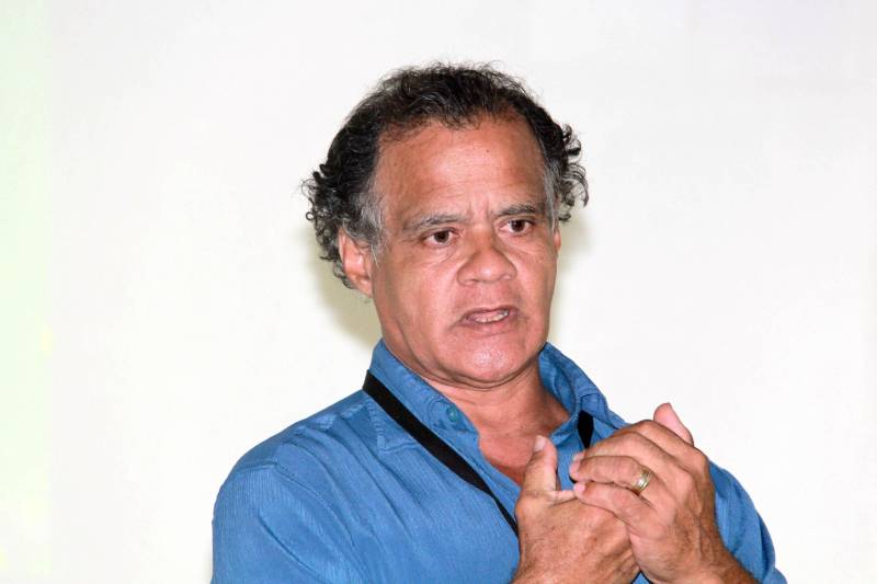 Familiares e jovens egressos do sistema socioeducativo, beneficiados pelos programas Jovem Aprendiz e Bolsa Aprendizagem, participaram na manhã desta segunda-feira (12) de uma palestra sobre “Planejamento Financeiro: Pessoal e Familiar”, no auditório da sede da Fundação de Atendimento Socioeducativo do Pará (Fasepa), em Belém. A iniciativa visa direcionar os jovens para o mercado de trabalho, dentro de um processo educativo inclusivo, em eles participarão de um processo de seleção para ingressar no Grupo Formosa, por meio do Programa Jovem Aprendiz. O encontro foi promovido pela Coordenação de Regionalização e Apoio à Municipalização (Cream), e contou com a participação da assessoria da presidência da Fasepa e Associação Proativa. Na foto, o diretor pedagógico da Proativa, Adalberto Rodrigues.
FOTO: ALBERTO PASSOS / ASCOM FASEPA
DATA: 12.03.2018
BELÉM - PARÁ <div class='credito_fotos'>Foto: ALBERTO PASSOS/ ASCOM FASEPA | <a href='/midias/2018/originais/4c18fe11-a797-4de7-ae1a-5cc819091ef0.jpg' download><i class='fa-solid fa-download'></i> Download</a></div>