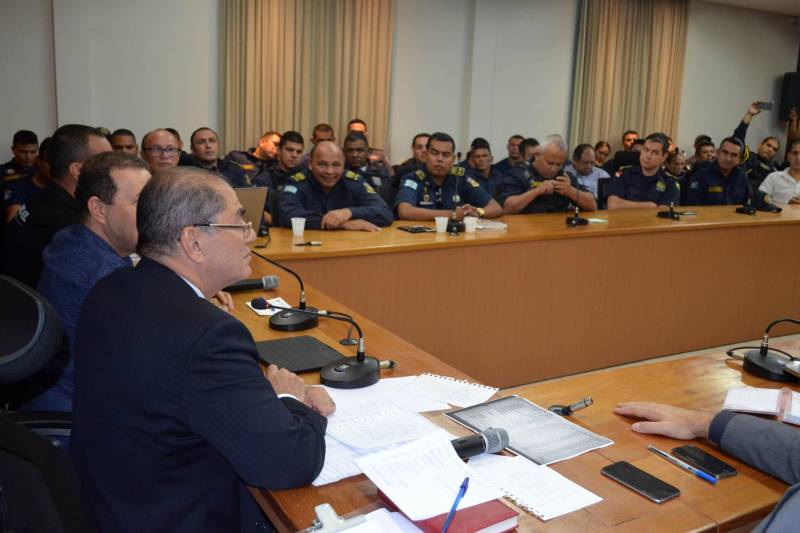 Representantes de 22 guardas municipais instaladas no Estado do Pará se reuniram com o secretário de Estado de Segurança Pública e Defesa Social, Luiz Fernandes, na tarde desta quinta-feira (26), em Belém, para propor ações destinadas a intensificar a segurança. Trinta municípios possuem guardas para o policiamento local. Também participaram do encontro, na sede da Secretaria de Estado de Segurança Pública e Defesa Social (Segup), o presidente da Assembleia Legislativa do Estado do Pará, deputado Márcio Miranda, o deputado estadual Coronel Neil e um representante do Sindicato dos Guardas Municipais do Estado.
FOTO: ASCOM SEGUP
DATA: 26.04.2018
BELÉM - PARÁ <div class='credito_fotos'>Foto: Ascom Segup | <a href='/midias/2018/originais/4c1ab201-528c-4cce-a4fc-e8205bb71dea.jpg' download><i class='fa-solid fa-download'></i> Download</a></div>