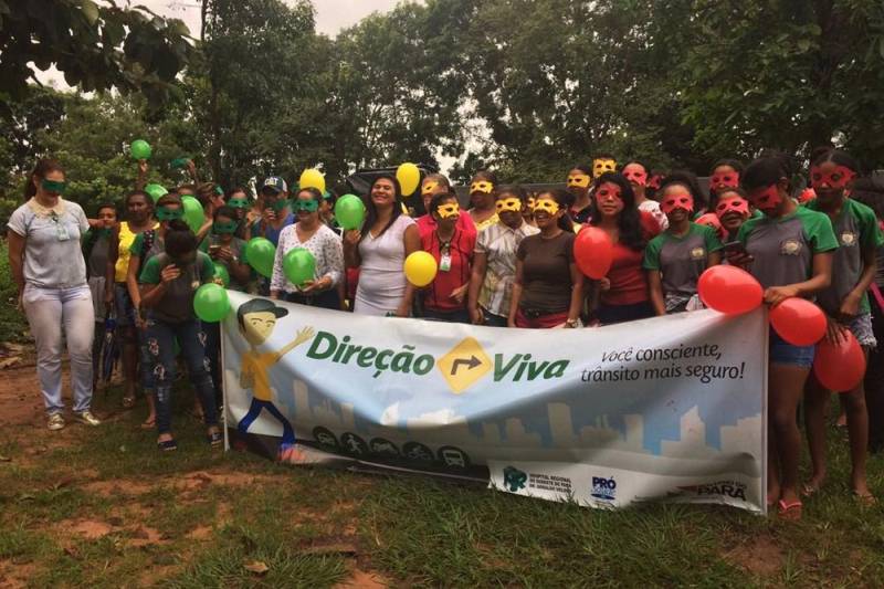 Os cuidados no trânsito devem ser redobrados neste Carnaval. Este foi o alerta do Hospital Regional do Sudeste do Pará - Dr. Geraldo Veloso (HRSP) aos moradores de Palestina do Pará, durante uma caminhada pela avenida principal do município. A ação fez parte da programação da sétima edição do 'Direção Viva: você consciente, trânsito mais seguro!', uma iniciativa da Pró-Saúde Associação Beneficente de Assistência Social e Hospitalar para ajudar a reduzir o índice de acidentes de trânsito na região. 

FOTO: ASCOM HRSP
DATA: 10.02.2018
BELÉM - PARÁ <div class='credito_fotos'>Foto: ASCOM HRSP   |   <a href='/midias/2018/originais/4c1dd4b7-afdd-4bfe-8d9a-123c4d8a1c12.jpg' download><i class='fa-solid fa-download'></i> Download</a></div>