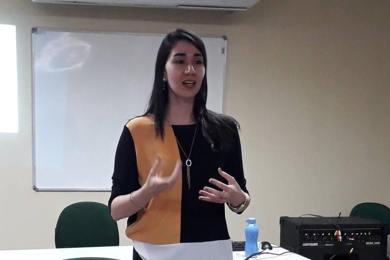 “Saber escutar, compreender suas debilidades e comunicar-se com clareza. Simples atitudes como essas proporcionam não só a valorização mais também o resgate da autoestima da pessoa idosa e sem dúvida alguma garante um envelhecimento com qualidade.” É o que assegura a terapeuta ocupacional com mestrado em cuidados humanizados em instituições que lidam com pessoas idosas, Raphaella Loureiro (foto). O assunto foi o tema da capacitação realizada pela Secretaria de Estado de Assistência Social, Trabalho, Emprego e Renda (Seaster), entre os dias 5 e 9 de novembro, na Escola de Governança Pública do Estado do Pará.
FOTO: ASCOM / SEASTER
DATA: 11.11.2018
BELÉM - PARÁ <div class='credito_fotos'>Foto: ASCOM / SEASTER | <a href='/midias/2018/originais/4c2327a1-b5ff-4b40-9ae5-e825ba127d5e.jpg' download><i class='fa-solid fa-download'></i> Download</a></div>