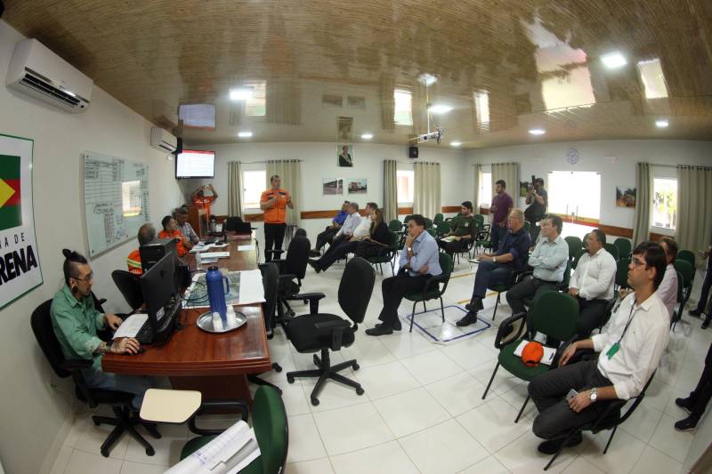 A Secretaria de Estado de Meio Ambiente e Sustentabilidade (Semas) notificou oficialmente a Hydro, na tarde desta terça-feira (27), por conta do não cumprimento do prazo de 48 horas dado pelo governo para que a empresa reduzisse os níveis das bacias de resíduos ao nível de, pelo menos, um metro, conforme determina a legislação ambiental. A notificação foi entregue por técnicos da Semas na sede da refinaria, em Barcarena, a 112 quilômetros de Belém. A determinação é que a produção de alumina seja reduzida pela metade. A Semas também triplicará a multa definida anteriormente, cumprindo a legislação ambiental em vigor, para R$ 1 milhão por dia de descumprimento (ou 300 mil Unidades de Padrão Fiscal). A empresa informou formalmente que reduziu os índices, mas não integralmente no total determinado de um metro. Técnicos das diretorias de Fiscalização e Licenciamento Ambiental da Semas acompanham diariamente o volume de água das bacias, tanto dos depósitos de rejeitos sólidos da indústria quanto do sistema de tratamento de água.
FOTO: THIAGO GOMES / AG PARÁ
DATA: 27.02.2018
BARCARENA - PARÁ <div class='credito_fotos'>Foto: Thiago Gomes /Ag. Pará | <a href='/midias/2018/originais/4c2806ab-c8aa-4224-ad77-5451d857f599.jpg' download><i class='fa-solid fa-download'></i> Download</a></div>
