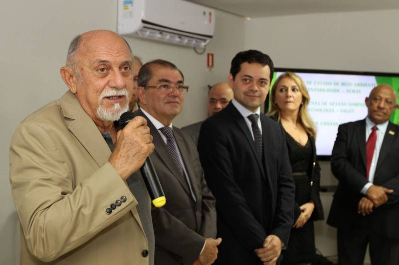 Restaurante self service, rampa de acesso, nova fachada, câmeras de vigilância e elevadores elétricos. O prédio-sede da Secretaria Estadual de Meio Ambiente e Sustentabilidade (Semas), em Belém, continua no mesmo lugar, mas parece novo. Após um processo de reforma, o prédio foi entregue aos servidores nesta sexta-feira, 16, pelo governador Simão Jatene (foto).
FOTO: CRISTINO MARTINS / AG. PARÁ
DATA: 16.03.2018
BELÉM - PARÁ <div class='credito_fotos'>Foto: Cristino Martins/Ag. Pará | <a href='/midias/2018/originais/4c2ebcdf-7396-478a-82d5-9ab7f7594f2e.jpg' download><i class='fa-solid fa-download'></i> Download</a></div>