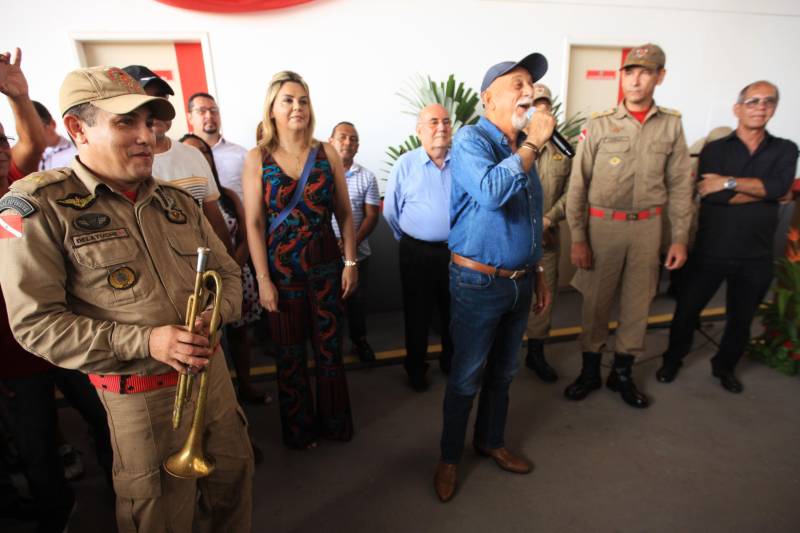 Moradores, comerciantes, militares e políticos da região da Ilha do Marajó comemoraram, nesta quarta-feira (24), junto ao governador Simão Jatene, a entrega do 18º Grupamento Bombeiro Militar, inaugurado hoje no município de Salvaterra. Quarenta e oito militares foram deslocados para o local, sendo 45 praças e três oficiais. O espaço conta com viaturas para atendimento a incêndios, salvamentos, resgates e uma lancha.O Coronel Antônio Zanelli, comandante geral do Corpo de Bombeiros, explicou a escolha do município para receber o grupamento. “Salvaterra foi escolhida estrategicamente para receber este quartel por ser a porta do Marajó. Salvaterra e Soure possuem forte apelo turístico. Antes, nosso tempo-resposta para a população daqui demorava até 1h30 minutos, já que vínhamos de Icoaraci, distrito de Belém. Agora a meta é atender o mais rápido possível os seis municípios da região do Marajó Ocidental”, explicou. Além de Salvaterra e Soure, a corporação atenderá os municípios de Cachoeira do Arari, Santa Cruz do Arari, Ponta de Pedras e Muaná.

FOTO: MÁCIO FERREIRA / AG PARÁ
DATA: 24.01.2018
SALVATERRA - PARÁ <div class='credito_fotos'>Foto: MÁCIO FERREIRA/ AG. PARÁ   |   <a href='/midias/2018/originais/4c2f6b52-ca8f-45a5-8c42-c5c23334287d.jpg' download><i class='fa-solid fa-download'></i> Download</a></div>