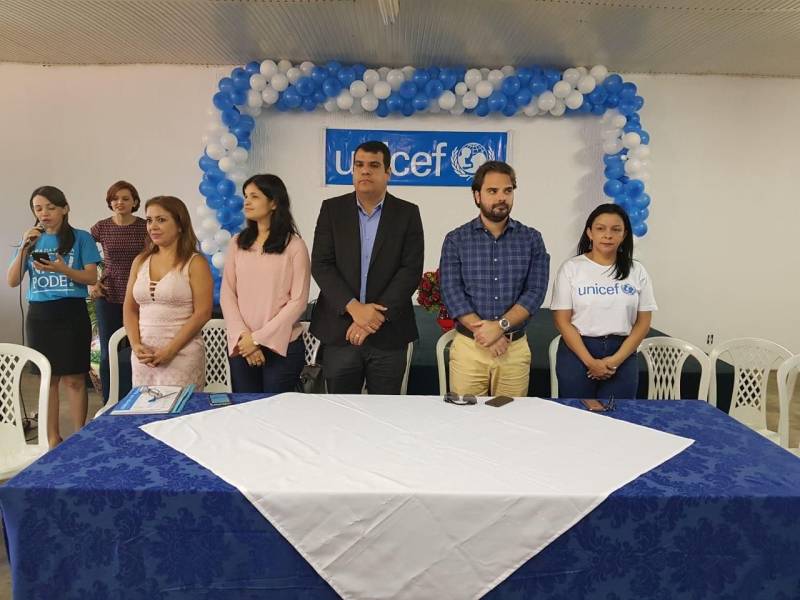 Mais de 20 municípios do sul e sudeste paraense recebem, nesta terça (20) e quarta-feira (21), no Centro Regional de Governo, em Marabá, capacitação do Selo Unicef, edição 2017-2020. Um dos temas apresentados no primeiro dia do evento foi o atendimento do Pro Paz Integrado na região. “O diferencial do programa Pro Paz é trabalhar e disseminar a cultura de paz, reduzindo o índice de violência contra a mulher e contra a criança e o adolescente”, disse a coordenadora do Movimento pela Valorização do Estatuto da Criança e do Adolescente (Mover), Angelina Falcão. Entre os objetivos do encontro está apresentar a metodologia do selo e do 1º Fórum Comunitário, que deve ser promovido pelos municípios. A assistente de Programas da Unicef em Belém, Dariane Sousa, esclarece que “o Selo Unicef tem procurado aproximar as ações dos municípios para que sejam reduzidas as desigualdades e os direitos garantidos”.
FOTO: KÉLIA SANTOS / ASCOM CRGSP
DATA: 20.03.2018
MARABÁ - PARÁ <div class='credito_fotos'>Foto: KÉLIA SANTOS / ASCOM CRGSP | <a href='/midias/2018/originais/4c345b3c-a9fc-45ba-82f4-0bb88e6c5cb2.jpg' download><i class='fa-solid fa-download'></i> Download</a></div>