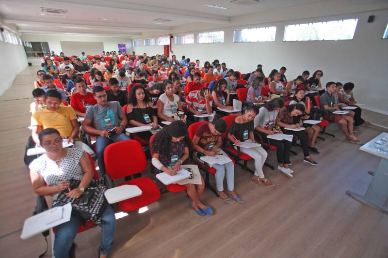 A terceira edição do Publicom – Encontro de Comunicação do Pará deste ano, realizada no município de Breves, no arquipelágo do Marajó, superou as expectativas de público. Com a presença de estudantes de ensino médio, comunicadores, representantes de órgãos públicos e instituições do Marajó, foram registradas cerca de 350 inscrições, com destaque para participação de moradores de Portel, Curralinho e Anajás. Durante a programação do evento realizado pelo Governo do Estado, por meio da Secretaria de Estado de Comunicação (Secom), nos dias 17 e 18, houve trocas de experiências e debates sobre cerimonial, design, mídia e feminicídio, direitos de crianças e adolescentes, credibilidade da informação. Os livros arrecadados no credenciamento – um total de 170 exemplares - serão doados ao Hospital Público Regional do Marajó. Na foto, oficina i “Design para quem não é designer” com o publicitário Filipe Almeida.
FOTO: MARCELO LELIS / AG. PARÁ
DATA: 18.05.2018
BELÉM - PARÁ <div class='credito_fotos'>Foto: Marcelo Lelis / Ag. Pará | <a href='/midias/2018/originais/4c3bb4e4-27ac-4924-9924-026b93980c6c.jpg' download><i class='fa-solid fa-download'></i> Download</a></div>