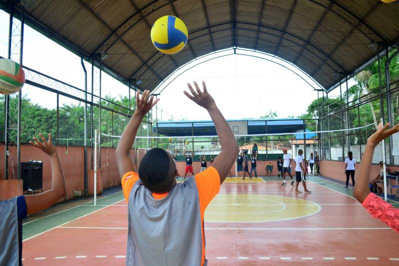 Há três anos, a Escola Municipal “Dr. Lauro Chaves”, na comunidade Baía do Sol, no Distrito de Mosqueiro, em Belém, promove a “Semana da Família”, com atividades que integram profissionais da unidade, pais e alunos. A última edição do evento contou com a participação mais efetiva da Polícia Militar e de um maior número de familiares.
FOTO: ELIELSON MODESTO / ASCOM SEGUP
DATA: 12.05.2018
MOSQUEIRO - PARÁ <div class='credito_fotos'>Foto: Elielson Modesto / Ascom Segup | <a href='/midias/2018/originais/4c3c11e2-ba78-421d-88b5-76f5990edaed.jpg' download><i class='fa-solid fa-download'></i> Download</a></div>