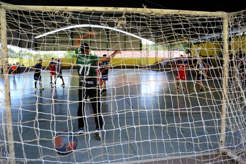 Basquete, futsal, handebol e vôlei são as modalidades disputadas na etapa Carajás, dos Jogos Estudantis Paraenses (Jeps), em Parauapebas, no sudeste do Pará. O primeiro dia de competições, foi na quinta-feira (24), apontou os primeiros finalistas. Os vencedores vão disputar a etapa estadual, em junho, na capital paraense. 

FOTO: FERNANDO NOBRE / ASCOM SEDUC
DATA: 25.05.2018
PARAUAPEBAS - PARÁ <div class='credito_fotos'>Foto: FERNANDO NOBRE/ASCOM SEDUC   |   <a href='/midias/2018/originais/4c3d55d4-c28d-4d0e-9f15-0b4ba6a6d431.jpg' download><i class='fa-solid fa-download'></i> Download</a></div>