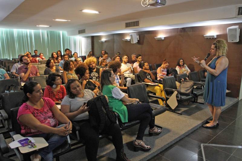 Defensoria Pública do Pará, Secretaria de Estado de Direitos Humanos e Justiça (Sejudh), Secretaria de Estado de Comunicação (Secom) e o Grupo Homossexual do Pará (GHP) realizaram, nesta terça-feira (3), a oficina "Diversidade e Mídia" para profissionais e estudantes de Comunicação”. O evento, que foi gratuito, teve como principal objetivo, contribuir para a diminuição de preconceitos e estigmas por quais passam os LGBTI+, colaborando para um melhor entendimento de termos e conceitos utilizados por esta população. A oficina contou com a participação de Symmy Larrat (foto), paraense e liderança nacional do movimento LGBTI+ e que foi a primeira travesti a ocupar a função de coordenadora geral de Promoção dos Direitos LGBT (Lésbicas, Gays, Bissexuais, Travestis e Transexuais), da Secretaria de Direitos Humanos da Presidência da República. Para Larrat, os meios de comunicação são um importante canal quando bem utilizados para o enfrentamento da “narrativa de ódio” que coloca a existência LGBTI+ como pecado ou vergonha, com discursos que aumentam a exclusão desta população.
FOTO: CRISTINO MARTINS / AG. PARÁ
DATA: 03.07.2018
BELÉM - PARÁ <div class='credito_fotos'>Foto: Cristino Martins/Ag. Pará | <a href='/midias/2018/originais/4c471493-fc3f-4028-8f27-562899bae92d.jpg' download><i class='fa-solid fa-download'></i> Download</a></div>