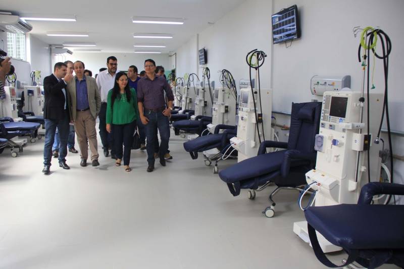 Hospital Regional de Marabá amplia serviço para atender pacientes com insuficiência renal Neste sábado, 8/12, o serviço de hemodiálise foi ampliado no sudeste do Pará, com a entrega (foto) do primeiro bloco do projeto de reforma e ampliação do Hospital Regional do Sudeste do Pará - Dr. Geraldo Veloso (HRSP), em Marabá (PA). Com mais de 900 metros quadrados construídos, três andares e mais de R$ 5 milhões investidos em sua construção e aquisição de equipamentos, o prédio abrigará além de 20 máquinas de hemodiálise, a área administrativa e o Centro de Ensino e Pesquisa, o que amplia a vocação da Unidade que passa a ser um centro formador de profissionais da saúde na região. A cerimônia de entrega reuniu autoridades como o secretário de Estado de Saúde Pública do Pará, Vitor Mateus, o prefeito de Marabá, Sebastião Miranda Filho, o presidente da Câmara Municipal de Marabá, Pedro Corrêa, o diretor Operacional da Pró-Saúde Associação Beneficente de Assistência Social e Hospitalar no Pará, Rogério Kuntz, e o diretor Hospitalar da Unidade, Valdemir Girato, além de representantes dos 22 municípios de abrangência do Hospital. 

FOTO: RODOLFO OLIVEIRA / AG. PARÁ
DATA: 08.12.2018
MARABÁ - PARÁ <div class='credito_fotos'>Foto: Rodolfo Oliveira/Ag. Pará   |   <a href='/midias/2018/originais/4c4fcb9b-0087-46e1-975f-63e507ba5b1a.jpg' download><i class='fa-solid fa-download'></i> Download</a></div>