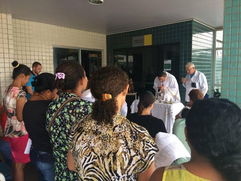 No Hospital Regional do Sudeste do Pará - Dr. Geraldo Veloso (HRSP), em Marabá (PA), desde um simples curativo a uma cirurgia de alta complexidade, o atendimento aos pacientes segue protocolos rigorosos. Essa rotina faz parte da cultura de segurança do paciente, disseminada a todos os profissionais que atuam na unidade (foto), com o objetivo de evitar erros durante a assistência. Para reforçar a importância dessas medidas, neste mês, a unidade realizou a sua II Semana Multiprofissional, cujo tema foi 'Segurança do Paciente: Meta Pai D'égua'. A programação envolveu colaboradores de todos os setores, mesmo aqueles que não atuam diretamente na assistência. Segundo o diretor-geral da unidade, Valdemir Girato, essa integração é fundamental para a qualidade do atendimento. 'Quando se trata de assistência, é preciso que todos falem a mesma língua e estejam unidos em prol do bem-estar do paciente. A atenção a cada detalhe, protocolo e procedimento é essencial para um atendimento qualificado e seguro, e isso independe da função do profissional na unidade. Todos estão ali cumprindo uma mesma missão: cuidar de vidas', afirmou o gestor.
FOTO: ASCOM / HRSP
DATA: 21.05.2018
MARABÁ - PARÁ <div class='credito_fotos'>Foto: ASCOM HRSP | <a href='/midias/2018/originais/4c541e0f-663b-4816-be29-d30185d20977.jpg' download><i class='fa-solid fa-download'></i> Download</a></div>