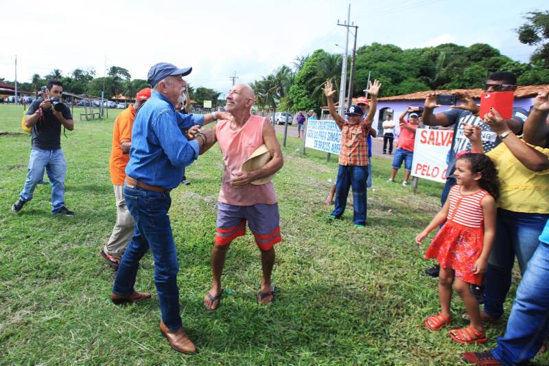 Moradores, comerciantes, militares e políticos da região da Ilha do Marajó comemoraram, nesta quarta-feira (24), junto ao governador Simão Jatene, a entrega do 18º Grupamento Bombeiro Militar, inaugurado hoje no município de Salvaterra. Quarenta e oito militares foram deslocados para o local, sendo 45 praças e três oficiais. O espaço conta com viaturas para atendimento a incêndios, salvamentos, resgates e uma lancha.O Coronel Antônio Zanelli, comandante geral do Corpo de Bombeiros, explicou a escolha do município para receber o grupamento. “Salvaterra foi escolhida estrategicamente para receber este quartel por ser a porta do Marajó. Salvaterra e Soure possuem forte apelo turístico. Antes, nosso tempo-resposta para a população daqui demorava até 1h30 minutos, já que vínhamos de Icoaraci, distrito de Belém. Agora a meta é atender o mais rápido possível os seis municípios da região do Marajó Ocidental”, explicou. Além de Salvaterra e Soure, a corporação atenderá os municípios de Cachoeira do Arari, Santa Cruz do Arari, Ponta de Pedras e Muaná.

FOTO: MÁCIO FERREIRA / AG PARÁ
DATA: 24.01.2018
SALVATERRA - PARÁ <div class='credito_fotos'>Foto: MÁCIO FERREIRA/ AG. PARÁ   |   <a href='/midias/2018/originais/4c551b10-7379-4106-b492-834f4efa02dd.jpg' download><i class='fa-solid fa-download'></i> Download</a></div>