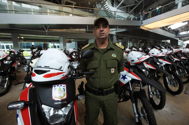 O Governo do Pará segue firme na política de prevenção e redução da criminalidade em todo o estado, com investimentos e o reforço de novos agentes que atuarão na segurança pública. Na tarde desta quinta-feira (22), os 474 aprovados em concurso público tomaram posse e receberam os equipamentos de trabalho. A cerimônia ocorreu no Hangar Convenções e Feiras da Amazônia, em Belém, e contou com a presença do governador Simão Jatene, entre outras autoridades. Na foto, o coronel Hilton Benigno, comandante geral da Polícia Militar do Pará.

FOTO: RODOLFO OLIVEIRA / AG. PARÁ
DATA: 22.03.2018
BELÉM - PARÁ <div class='credito_fotos'>Foto: Rodolfo Oliveira/Ag. Pará   |   <a href='/midias/2018/originais/4c592cf5-d306-4da3-b4d1-348a863d254c.jpg' download><i class='fa-solid fa-download'></i> Download</a></div>