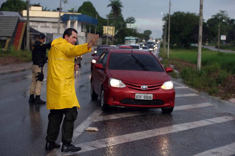 Foi bem sucedida a medida inédita de inversão no trânsito no trecho compreendido entre os quilômetros 13 e 6 da rodovia BR-316, entre os municípios de Marituba e Ananindeua. A ação foi programada para o período de 16h às 22h da terça-feira (13), com o propósito de garantir maior fluidez ao trânsito de veículos que retornavam do feriado de Carnaval. Na foto, o secretário adjunto de Gestão Operacional da Segup, coronel PM André Cunha.
FOTO: SIDNEY OLIVEIRA / AG. PARÁ
DATA: 13.02.2017
ANANINDEUA - PARÁ <div class='credito_fotos'>Foto: Sidney Oliveira/Ag. Pará | <a href='/midias/2018/originais/4c615ec4-0e43-4574-9cf6-acce2d4f17f9.jpg' download><i class='fa-solid fa-download'></i> Download</a></div>