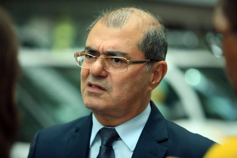 O Governo do Estado reforçou a parceria com a Prefeitura de Belém com a entrega, nesta quarta-feira (4), de 41 veículos que vão potencializar as ações de segurança na capital. A iniciativa faz parte do pacote de ações imediatas para 2018, anunciadas pelo Sistema de Segurança Pública do Estado em fevereiro deste ano contra a violência, que contempla a renovação da frota e equipamentos das Polícias Civil e Militar e fortalecimento das Guardas Municipais em todas as regiões do Estado, entre outras medidas. A entrega ocorreu no Hangar – Centro de Convenções e Feiras, em Belém. Ao todo, foram entregues 41 veículos, sendo seis picapes, dez carros modelo SUV e 25 motocicletas, totalizando um investimento de R$ R$2.062.160,00. Além das viaturas, foi firmado convênio entre o Governo do Estado e Prefeitura no valor de R$2.707.926,00 milhões para a compra equipamentos. O pacote contempla a aquisição de 300 pistolas 380, 16.200 munições e 600 coletes. As duas ações contabilizam mais de R$ 4,7 em investimentos para a Guarda Municipal de Belém. Na foto, o secretário de Estado de Segurança Pública e Defesa Social do Pará, Luiz Fernandes Rocha.
FOTO: MÁCIO FERREIRA / AG. PARÁ
DATA: 04.07.2018
BELÉM - PARÁ <div class='credito_fotos'>Foto: MÁCIO FERREIRA/ AG. PARÁ | <a href='/midias/2018/originais/4c6300d2-5f37-4255-b2fe-f20b65a89de9.jpg' download><i class='fa-solid fa-download'></i> Download</a></div>