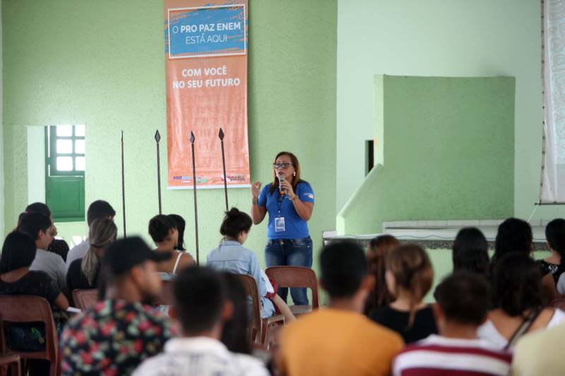 A estudante de escola pública Maria Silva, 16 anos sonha em cursar medicina na universidade e para isso abriu mão de tudo para se preparar para o Enem. Moradora do Bairro de Acarajó, ela soube do aulão do Pro Paz Enem nesta manha de sábado(7) em Bragança e decidiu ir aos estudos. “ Desde o início do ano estou me preparando e estudo de noite e de dia. Estou confiante. Quero aprender um pouco mais e levar conhecimento para me ajudar na preparação do Enem. Esta é uma boa oportunidade que está sendo oferecida para a gente”, comentou. Ela e mais cerca de 300 alunos participaram do aulão do Pro Paz Enem em Bragança nesse sábado(7). A aula marca o início de uma caravana de aulões pelo interior do estado, que deve passar por mais de 18 municípios. Além da capital e Bragança, Benevides, Castanhal, São Francisco, Ananindeua, Breves, Paragominas, Soure, Santarém, Marabá, Abaetetuba, Santa Izabel, Curuçá, Tucuruí, São Miguel do Guamá, Moju, Rondon do Pará, Parauapebas e Viseu vão receber aulões como esse ao longo do ano, complementando a formação dos estudantes.
FOTO: THIAGO GOMES / AG. PARÁ
DATA: 07.04.2018
BRAGANÇA - PARÁ <div class='credito_fotos'>Foto: Thiago Gomes /Ag. Pará | <a href='/midias/2018/originais/4c68527e-5b70-4c11-ba41-ab4eb3441b78.jpg' download><i class='fa-solid fa-download'></i> Download</a></div>