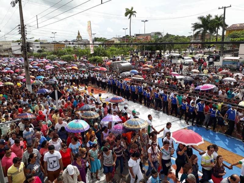 A tradicional celebração de Corpus Christi, realizada há 42 anos em Capanema, nordeste paraense, é considerada um bem cultural de natureza imaterial do Pará pela Secretaria de Estado de Cultura (Secult). Este ano, foi emitido parecer favorável já submetido à aprovação do Conselho Estadual de Cultura. A expectativa é que, em breve, a procissão receba o título de Patrimônio Cultural Imaterial do Estado, com decisão a ser publicada no Diário Oficial. A arte de confeccionar tapetes de serragem colorida para a passagem do Cristo Sacramentado, em Capanema, também vem sendo cada vez mais conhecida pela comunidade católica do Brasil. A cada ano, o número de participantes cresce ainda mais. Na edição de 2018, que ocorre nesta quinta-feira, 31, no centro da cidade, são esperadas mais de 30 mil pessoas.
FOTO: ASCOM / PREFEITURA DE CAPANEMA
DATA: 30.05.2018
CAPANEMA - PARÁ <div class='credito_fotos'>Foto: ASCOM / PREFEITURA DE CAPANEMA | <a href='/midias/2018/originais/4c6ae918-f54d-428d-aecc-9c0763f13753.jpg' download><i class='fa-solid fa-download'></i> Download</a></div>