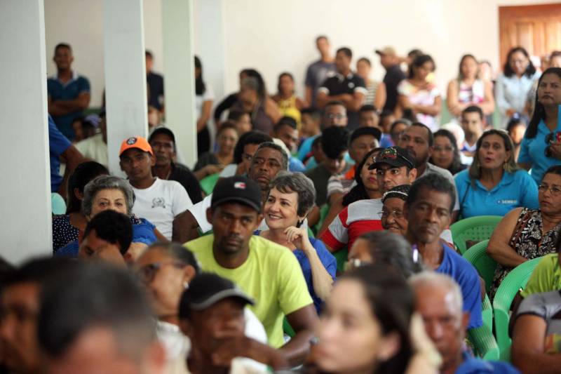 O governo do Pará dá seguimento às ações de reconhecimento de propriedade de terras em todas as regiões do Estado com a entrega, na manhã desta sexta-feira (16), de 124 títulos para pequenos produtores rurais do município de Bujaru, no nordeste paraense. A cerimônia, realizada no Sindicato de Produtores Rurais do município, foi conduzida pelo governador Simão Jatene e contou com a presença de secretários de Estado, parlamentares, prefeitos e autoridades da região. Os documentos expedidos pelo Instituto de Terras do Pará (Iterpa) vão atender famílias que residem em 15 comunidades do município, entre elas a Jutai, Igarapezinho, Jabatiteua, Guajará-Miri, Guajará-Açu, Ramal do Puxador, Ramal do Caiti, Santa Maria, São Luiz, Cajuíra, entre outras localizadas ao longo da Rodovia PA-140, totalizando mais de 6 mil hectares de áreas tituladas.
FOTO: THIAGO GOMES / AG PARÁ
DATA: 16.02.2018
BUJARÚ - PARÁ <div class='credito_fotos'>Foto: Thiago Gomes /Ag. Pará | <a href='/midias/2018/originais/4c73c45b-774f-426c-9704-68c9a6ce47f6.jpg' download><i class='fa-solid fa-download'></i> Download</a></div>