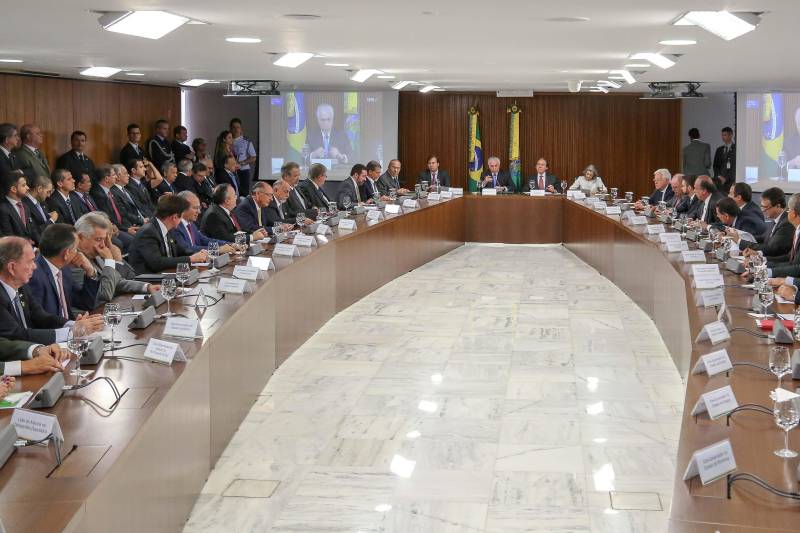 Em reunião com governadores de todo o país, nesta quinta-feira (1), no Palácio do Planalto, em Brasília, o presidente Michel Temer anunciou a criação de um plano para financiamento aos Estados para reforçar o aparelhamento das polícias, via empréstimo do Banco Nacional do Desenvolvimento Econômico e Social (BNDES). "Temos um plano delineado para financiar os Estados para o reequipamento das polícias locais. Temos essa angustiante preocupação sobre a segurança em todos os estados brasileiros. Não é no Estado A ou B", disse Michel Temer, no início da reunião. O governador Simão Jatene participou do encontro. Jatene e os demais governadores das 27 unidades da Federação foram convocados pelo presidente para a reunião que teve como tema a segurança pública nacional. Além de Temer e os governadores, participaram do encontro a ministra Cármen Lúcia, presidente do Supremo Tribunal Federal; o ministro Raul Jungmann, da Segurança Pública; e os presidentes do Senado, Eunício Oliveira, e da Câmara dos Deputados, Rodrigo Maia. O secretário estadual de Segurança Pública e Defesa Social, Luiz Fernandes Rocha, acompanhou o governador em Brasília.
FOTO: SÉRGIO LIMA
DATA: 01.03.2018
BRASÍSIL - DF <div class='credito_fotos'>Foto: SÉRGIO LIMA | <a href='/midias/2018/originais/4c779d86-fa09-4ad5-b10c-9b534af21d10.jpg' download><i class='fa-solid fa-download'></i> Download</a></div>