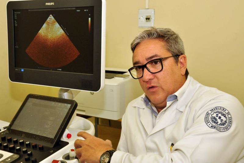 Pacientes encaminhados para tratamento no Centro Cardiológico da Unidade de Referência (URE) Presidente Vargas, em Belém, ganharam nesta terça-feira (20) um reforço importante na prevenção de doenças cardiovasculares: um novo aparelho de ecocardiograma, que realiza exames de ultrassom capazes de diagnosticar alterações como hipertrofia - o aumento do músculo do coração. A entrega do equipamento integra um processo de revitalização do Centro Cardiológico, vinculado à Secretaria de Estado de Saúde Pública (Sespa), que vem ocorrendo desde 2015 para melhor acolher pacientes encaminhados pelas Unidades Básicas de Saúde para consultas e procedimentos de média complexidade em cardiologia. Na foto, a cardiologista Haroldo Mello.
FOTO: JOSÉ PANTOJA / ASCOM SESPA
DATA: 20.03.2018
BELÉM - PARÁ <div class='credito_fotos'>Foto: José Pantoja / Ascom Sespa | <a href='/midias/2018/originais/4c7d4214-3ce2-4c48-bbc7-afe76445d16b.jpg' download><i class='fa-solid fa-download'></i> Download</a></div>