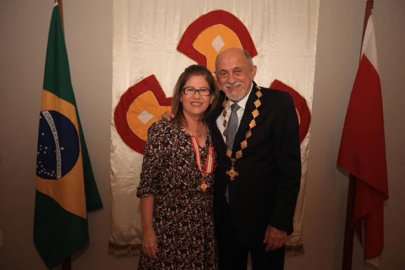 O Governo do Estado do Pará concedeu hoje 230 comendas do Mérito Grão-Pará (foto), a mais alta do Estado, a autoridades e servidores que se destacaram nos últimos oito anos de serviços prestados à população. “O ciclo que encerramos hoje não encerra nossa missão de servir ao público, porque uma vez servidores públicos, trabalhando em benefício da população, nunca mais deixamos de sê-lo, pois essa missão fica gravada em nossos corações”, disse o governador Simão Jatene aos agraciados. O governador entregou, pessoalmente, uma a uma as condecorações.  Das 230 medalhas, 14 foram no grau de Grande Oficial, 60 no grau de Comendador, 8 no grau de Oficial e 11 no grau de Cavaleiro aos servidores civis. Entre os militares, 4 receberam no grau de Comendador, 38 de Oficial e 109 no grau de Cavaleiro.

FOTO: CRISTINO MARTINS / AG. PARÁ
DATA: 31.12.2018
BELÉM - PARÁ <div class='credito_fotos'>Foto: Cristino Martins/Ag. Pará   |   <a href='/midias/2018/originais/4c80c116-7a42-4c81-b34d-936f0feb8aee.jpg' download><i class='fa-solid fa-download'></i> Download</a></div>