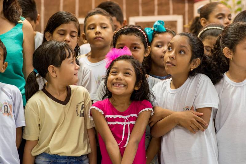 “A cultura tem o poder de emocionar”. A frase dita pela professora Ruth Valin marcou o tom do Sarau Literário na manhã desta sexta-feira, 8, no Preventório Santa Terezinha, no bairro do Marco, em Belém, que contou com a presença do escritor paraense Daniel Leite, homenageado pelas crianças atendidas pela instituição e os alunos da Escola Estadual Santa Terezinha, que funciona no mesmo prédio. Elas cantaram músicas infantis e recitaram trechos das obras “A história das crianças que plantaram um rio” e “A menina árvore”, de Daniel Leite, além de apresentar uma dramatização sobre a primeira obra. Muito concentrados e com a leitura bem ensaiada, os pequeninos emocionaram a todos, principalmente o escritor convidado para o sarau. Segundo a professora Odinéia Bastos, que orientou os alunos na leitura do livro “A história das crianças que plantaram um rio”, elas soltaram a imaginação durante a leitura da obra, e dessa viagem saíram desenhos, pinturas, colagens e poemas, que enfeitaram o auditório e os corredores da instituição, encantando a todos os presentes.
FOTO: FERNANDO SETTE CÂMARA / ASCOM IOE
DATA: 08.06.2018
BELÉM - PARÁ <div class='credito_fotos'>Foto: FERNANDO SETTE CÂMARA / ASCOM IOE | <a href='/midias/2018/originais/4c81e31f-f013-472b-b2d7-7bfd430ca5b4.jpg' download><i class='fa-solid fa-download'></i> Download</a></div>