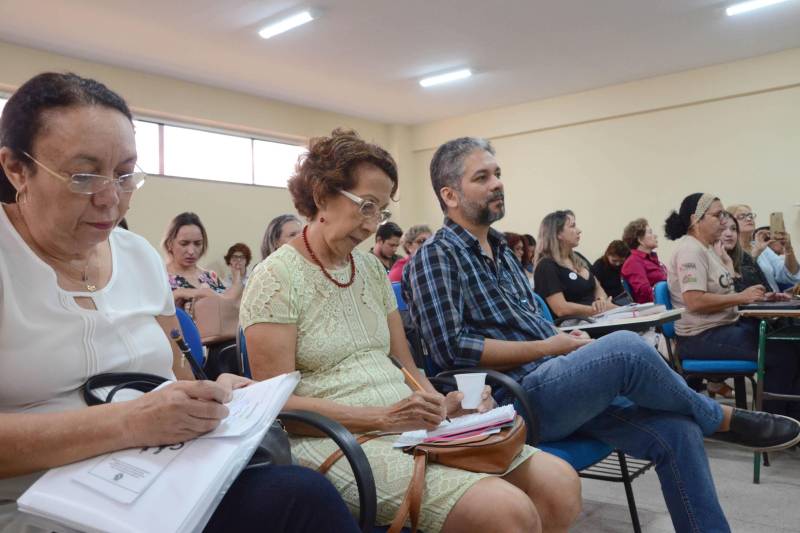 Representantes das áreas de Saúde e Educação participaram na sexta-feira (20) do "Encontro Atendimento Hospitalar e Domiciliar de Redes Públicas", realizado na Universidade do Estado do Pará (Uepa), em Belém. Voltado para gestores, professores e profissionais da Secretaria de Estado de Educação (Seduc), o evento discutiu políticas públicas, a fim de mapear o funcionamento dos atendimentos hospitalares e domiciliares na região. Implantada em 2003, no Hospital Ophir Loyola, a Classe Hospitalar e Atendimento Domiciliar (CHAD) funciona para que crianças hospitalizadas continuem o ano letivo, mesmo quando impossibilitadas de frequentar a escola. Atualmente, são atendidos 600 estudantes do ensino fundamental e do médio, em sete hospitais do Estado. A equipe técnica é formada por 32 professores itinerantes, psicólogos, assistentes sociais e fonoaudiólogos.
FOTO: RAI PONTES / ASCOM SEDUC
DATA: 20.04.2018
BELÉM - PARÁ <div class='credito_fotos'>Foto: Rai Pontes/Ascom Seduc | <a href='/midias/2018/originais/4c84cdd1-c0d3-4cc6-b147-d72256e88575.jpg' download><i class='fa-solid fa-download'></i> Download</a></div>