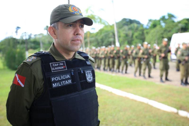 Cerca de 2.400 policiais militares que estão em processo de formação por meio dos Cursos de Formação de Praças (CFP), de Oficiais (CFO), de Habilitação de Oficiais (CHO) e de Adaptação de Oficiais (CHO). Durante a caminhada (foto), a Academia de Polícia Militar “Cel Fontoura” executou a primeira marcha administrativa para exercitar os pelotões do Curso de Formação de Oficiais (CFO) e do Curso de Adaptação de Oficiais da PMPA (CADO) nos deslocamentos a pé por longos percursos. A caminhada de 10 Km contou com a participação de 183 alunos da Academia de Polícia Militar. Na foto, o capitão Glaudson Silva, subcomandante da Academia de Polícia.
FOTO: MÁCIO FERREIRA / AG. PARÁ
DATA: 15.02.2018
MARITUBA - PARÁ <div class='credito_fotos'>Foto: MÁCIO FERREIRA/ AG. PARÁ | <a href='/midias/2018/originais/4c86638b-0a07-48f2-9a7c-27b079a82a1b.jpg' download><i class='fa-solid fa-download'></i> Download</a></div>