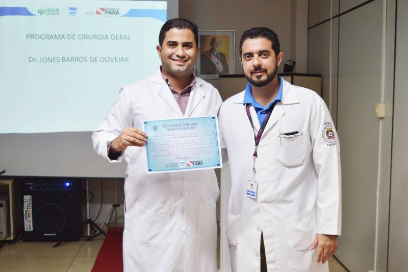 A cirurgia sempre foi, majoritariamente, um campo da medicina dominado pelos homens. Mas nas últimas décadas esta realidade vem mudando. No norte do Brasil aumenta, cada vez mais, o número de mulheres se especializando em cirurgia geral. No entanto, cirurgia de trauma ainda é uma novidade. Nesta semana, o Hospital Metropolitano de Urgência e Emergência (HMUE) certificou a primeira profissional em cirurgia do trauma dentro de um programa de Residência na região, a médica Thaiana Cerqueira Ferraz. Situado no município de Ananindeua, na Região Metropolitana de Belém, o Hospital Metropolitano de Urgência e Emergência é o único serviço hospitalar a ofertar gratuitamente o tratamento de alta complexidade em traumatologia e queimados, na Região Norte. Thaiana Ferraz fez a Residência na instituição sem nenhum custo. Para ela, é “muito gratificante concluir a Residência. Afinal, o hospital nos deu essa oportunidade, em uma especialidade que é muito importante para a sociedade e pouco valorizada, principalmente entre as mulheres”.
FOTO: ASCOM / HMUE
DATA: 08.03.2018
BELÉM - PARÁ <div class='credito_fotos'>Foto: ASCOM HMUE | <a href='/midias/2018/originais/4c8f802d-47c0-4f45-a502-4f917a9c5f1b.jpg' download><i class='fa-solid fa-download'></i> Download</a></div>