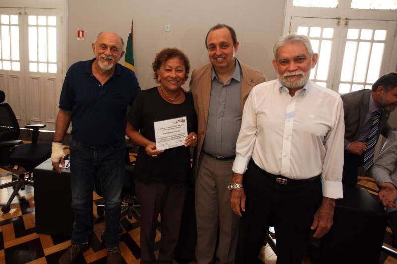 Quase R$ 2 milhões em equipamentos para o combate a malária no Pará foram distribuídos, nesta quarta-feira (7), em cerimônia no Palácio do Governo, em Belém. No total 38 microscópios, 21 motocicletas e 9 caminhonetes foram entregues, pelo governador Simão Jatene, a representantes de 11 municípios beneficiados, de diferentes regiões do Pará. Na ocasião, o governo também homenageou servidores estaduais que atuam há mais de 30 anos no combate a endemias e dedicaram anos de profissionalismo, compromisso e responsabilidade com o trabalho na Vigilância em Saúde Pública do Estado do Pará.
FOTO: ANTÔNIO SILVA / AG. PARÁ
DATA: 07.03.2018
BELÉM - PARÁ
<div class='credito_fotos'>Foto: Antônio Silva/Ag. Pará | <a href='/midias/2018/originais/4ca989b1-3229-4bad-8050-47cb55bafcc1.jpg' download><i class='fa-solid fa-download'></i> Download</a></div>