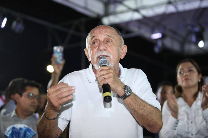 O Governo do Estado entregou, na tarde desta quinta-feira (05), 08 pick-ups e 08 SUVs e mais duas lanchas transatlânticas que irão reforçar a segurança pública nos municípios de Braganca, Capanema, Curuçá e Capanema, no nordeste do Estado e Parauapebas e Marabá na região Sudeste e Breves, no Marajó. O governo também entregou 50 ambulâncias que irão fortalecer a saúde básica nestes municípios. Os equipamentos foram adquiridos através de recursos provenientes de emendas parlamentares do deputado Wladimir Costa. O evento contou com a presença do governador Simão Jatene (foto), do secretário de Segurança e Defesa Social, Luis Fernandes, do secretário de Saúde Pública Vitor Matheus , prefeitos e outros representantes dos municípios. As viaturas foram repassadas aos municípios dentro do Plano de Ações Imediatas em Segurança Pública que foi elaborado em fevereiro deste ano e que tem , entre outras ações , o reforço das guardas municipais.
FOTO: THIAGO GOMES / AG. PARÁ
DATA: 04.07.2018
BELÉM - PARÁ <div class='credito_fotos'>Foto: Thiago Gomes /Ag. Pará | <a href='/midias/2018/originais/4cab0559-c213-4191-9b3e-1ba043cac3af.jpg' download><i class='fa-solid fa-download'></i> Download</a></div>