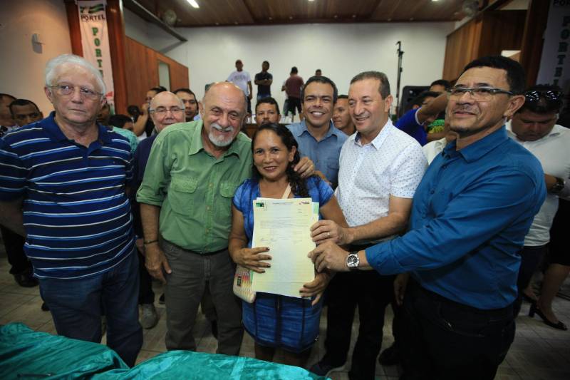 O produtor rural Nilson Corrêa da Silva, 23 anos, mora na comunidade Santo Ezequiel Moreno e produz alimentos em 700 hectares de terra na agrovila Acutipereira, no município de Portel, no arquipélago do Marajó. Mesmo morando e produzindo alimentos na comunidade, ele não possuía título de propriedade de terra. Para beneficiar produtores como Nilson, o governador Simão Jatene entregou, na manhã desta sexta-feira (23), títulos coletivos que beneficiaram mais de mil famílias. Os títulos também beneficiaram comunidades remanescentes de quilombos e povos tradicionais do município marajoara. O Pará foi o Estado que mais titulou áreas em prol dos remanescentes de quilombos no Brasil. Das 170 comunidades tituladas no país, 62 estão no Pará, sendo que destas 53 foram tituladas pelo Instituto de Terras do Pará (Iterpa).

FOTO: MÁCIO FERREIRA / AG. PARÁ
DATA: 23.03.2018
PORTEL - PARÁ <div class='credito_fotos'>Foto: MÁCIO FERREIRA/ AG. PARÁ   |   <a href='/midias/2018/originais/4cc48154-67e8-40a0-897f-67cbee185c6e.jpg' download><i class='fa-solid fa-download'></i> Download</a></div>