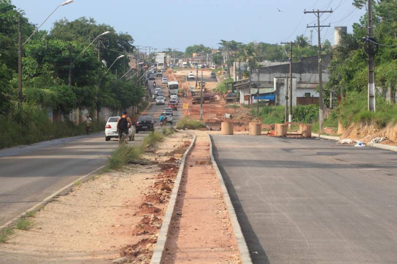 O mototaxista Anderson Silva, 40 anos, há 10 trabalha nas ruas do Bengui, Parque Verde e Tapanã. Ele comemora as obras que irão facilitar a vida de quem trafega pelas Ruas Yamada (foto) e do Tapanã. O Governo do Estado está trabalhando em várias frentes nas obras, só a Rua Yamada está sendo duplicada em uma extensão de 4,14 quilômetros
FOTO: SIDNEY OLIVEIRA / AG. PARÁ
DATA: 04.11.2018
BELÉM - PARÁ <div class='credito_fotos'>Foto: Sidney Oliveira/Ag. Pará | <a href='/midias/2018/originais/4ccb94b0-a6a6-4458-b22a-d2d2e14c109c.jpg' download><i class='fa-solid fa-download'></i> Download</a></div>