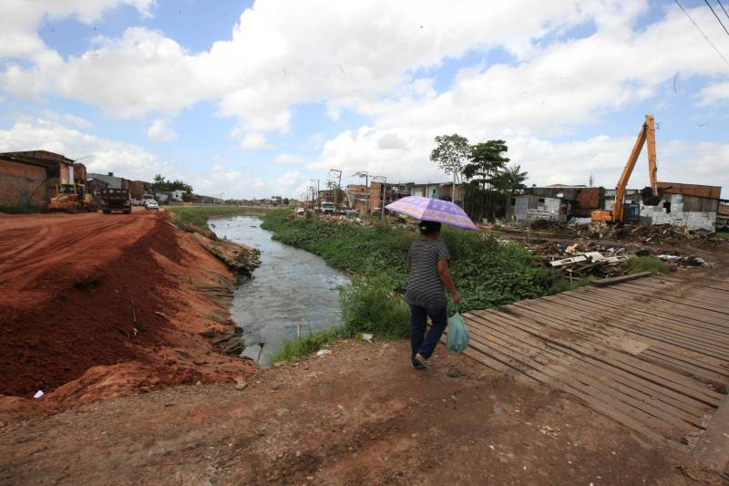 Onde antes havia lama e mato, foram abertas e pavimentadas duas grandes avenidas com cerca de 800 metros de extensão, nas duas margens do canal. A obra incluiu o alargamento do canal – com a drenagem, dragagem e limpeza –, instalação de tubulação de esgoto, construção de calçadas, ciclo faixas, muretas de proteção e ainda três pontes de concreto e uma passarela metálica. “No momento as equipes estão trabalhando na construção das novas pontes do Caraparu e da Brasília (foto), que vão substituir as velhas pontes de madeira.
FOTO: RODOLFO OLIVEIRA / AG. PARÁ
DATA: 09.03.2018
BELÉM - PARÁ <div class='credito_fotos'>Foto: Thiago Gomes /Ag. Pará | <a href='/midias/2018/originais/4cce277b-1414-48c1-8f4f-bdfa3118c2c7.jpg' download><i class='fa-solid fa-download'></i> Download</a></div>