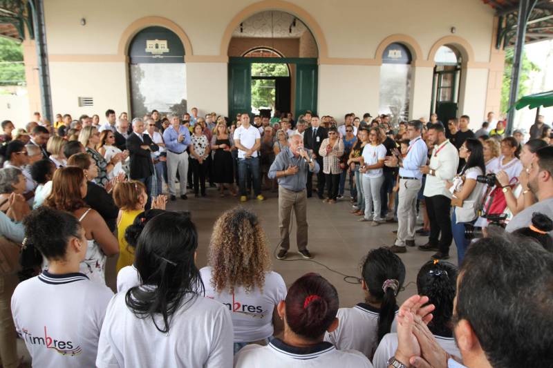 O Governo do Pará entregou nesta quarta-feira, 26, o prédio restaurado da antiga Estação de Trem de Icoaraci. A entrega foi feita pelo governador Simão Jatene (camisa cinza com listras). “Estamos recuperando um pedaço importante da história de Belém, de todo o Pará”, disse o governador. Após cinco meses de reforma, a antiga Estação Ferroviária de São João de Pinheiro, atual Icoaraci, foi entregue totalmente restaurada. Há pelo menos 35 anos, o espaço era ocupado pela Cooperativa de Artesãos de Icoaraci (Coarti) e agora vai servir para comercialização e exposição de artesanato, além de espaço para eventos culturais. “Será um espaço multiuso, para manifestações culturais, manifestações sociais e, claro, para a comercialização de artesanato, que é o carro-chefe de Icoaraci”, disse o secretário de estado de Desenvolvimento Econômico, Mineração e Energia (Sedeme), Hildegardo Nunes.

FOTO: CRISTINO MARTINS / AG. PARÁ
DATA: 26.12.2018
ICOARACI - PARÁ <div class='credito_fotos'>Foto: Cristino Martins/Ag. Pará   |   <a href='/midias/2018/originais/4cd0893e-677e-4716-b9b2-33ee929426db.jpg' download><i class='fa-solid fa-download'></i> Download</a></div>