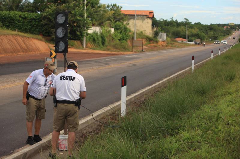 A primeira sinalização semafórica móvel (foto) foi instalada na tarde de sábado, 7, na rodovia PA 444, pelo Departamento de Trânsito do Estado (Detran). A sinalização móvel é adaptada para as obras de duplicação que estão ocorrendo em parte da estrada que liga a cidade de Salinópolis à praia do Atalaia. "A iniciativa, em conjunto com o sistema de segurança pública é dar maior vazão a todos os veículos que estão trafegando no sentido praia-cidade e também cidade-praia. A necessidade desse semáforo, no trecho da ponte, é também para garantir a segurança que estiverem saindo ou entrando na praia", explicou o diretor Técnico Operacional do Detran, Walmero Costa. Uma ação de sistema binário ocorrerá caso haja necessidade, para dar maior fluidez no perímetro da rodovia PA-444 que já está duplicada.
FOTO: MÁCIO FERREIRA / AG. PARÁ
DATA: 07.07.2018
SALINÓPOLIS - PARÁ <div class='credito_fotos'>Foto: MÁCIO FERREIRA/ AG. PARÁ | <a href='/midias/2018/originais/4cdf1f20-1510-4e78-8c39-a4799929cda9.jpg' download><i class='fa-solid fa-download'></i> Download</a></div>